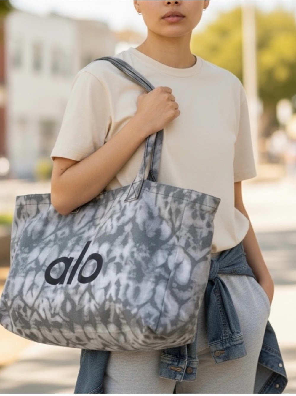 ALO Yoga Grey Tie-Dye Tote Bag - Picture 3 of 16